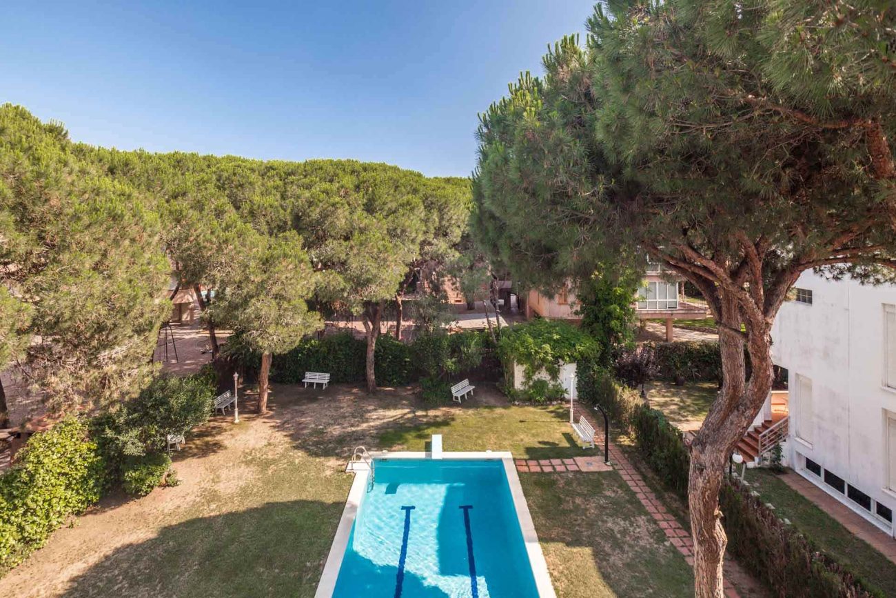 Large house to be refurbished in Gava Mar