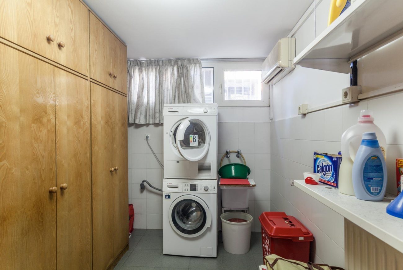 Large house to be refurbished in Gava Mar