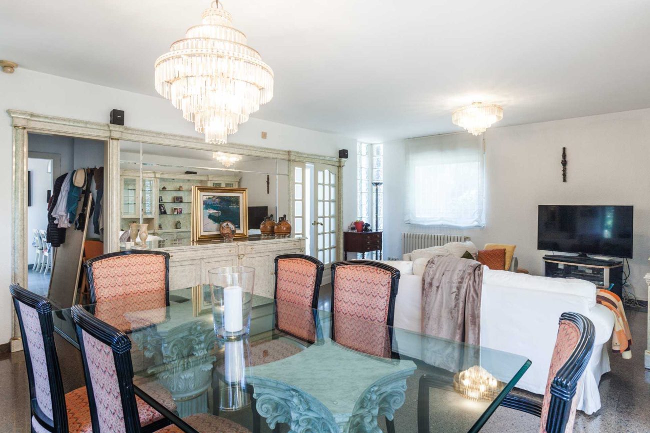 Large house to be refurbished in Gava Mar