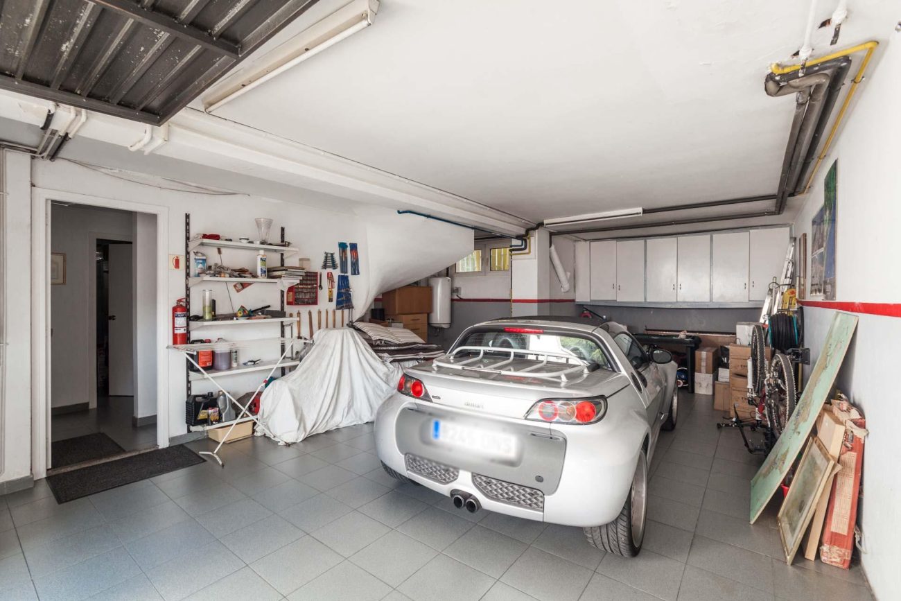 Large house to be refurbished in Gava Mar
