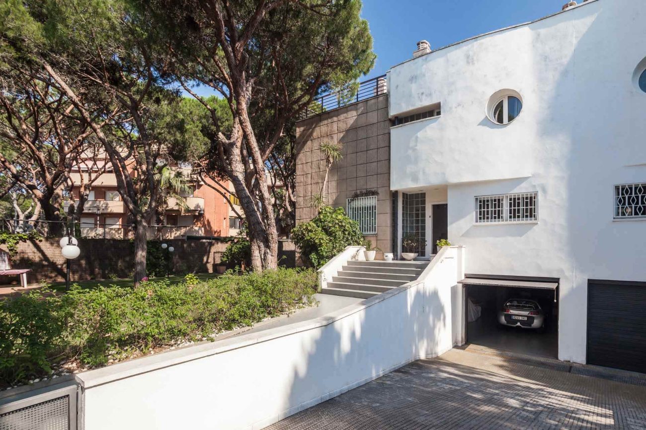Large house to be refurbished in Gava Mar