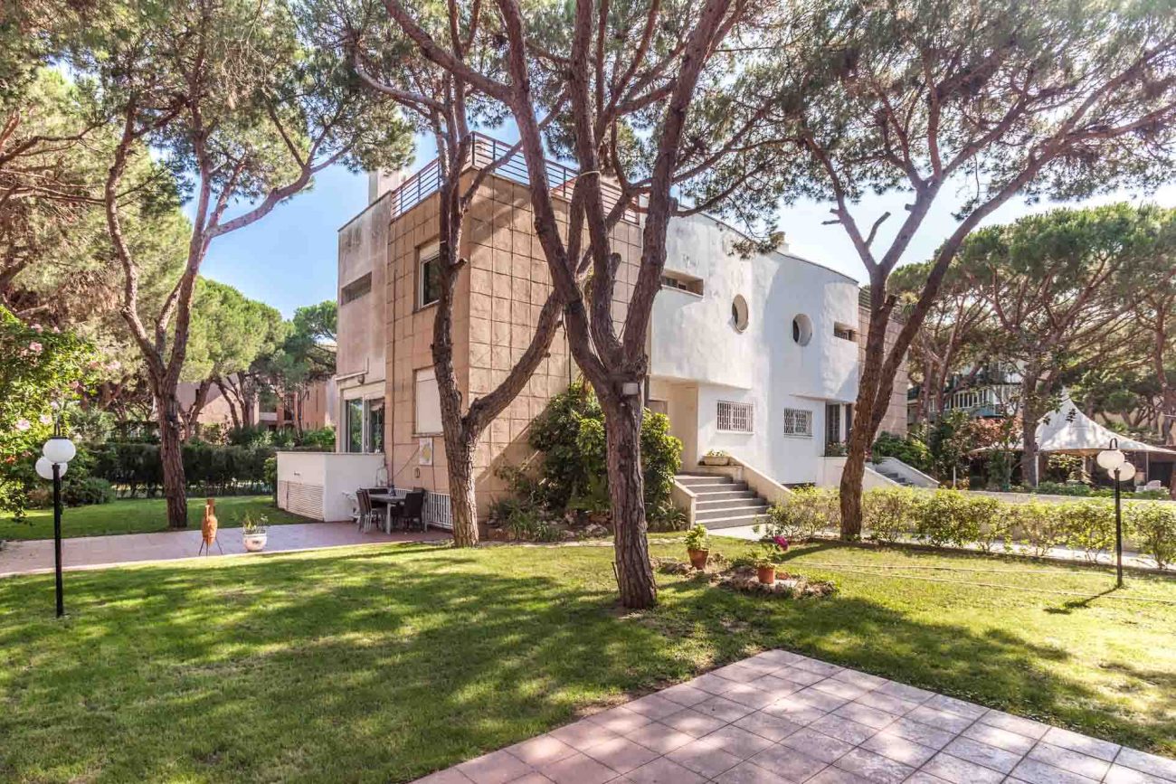 Large house to be refurbished in Gava Mar