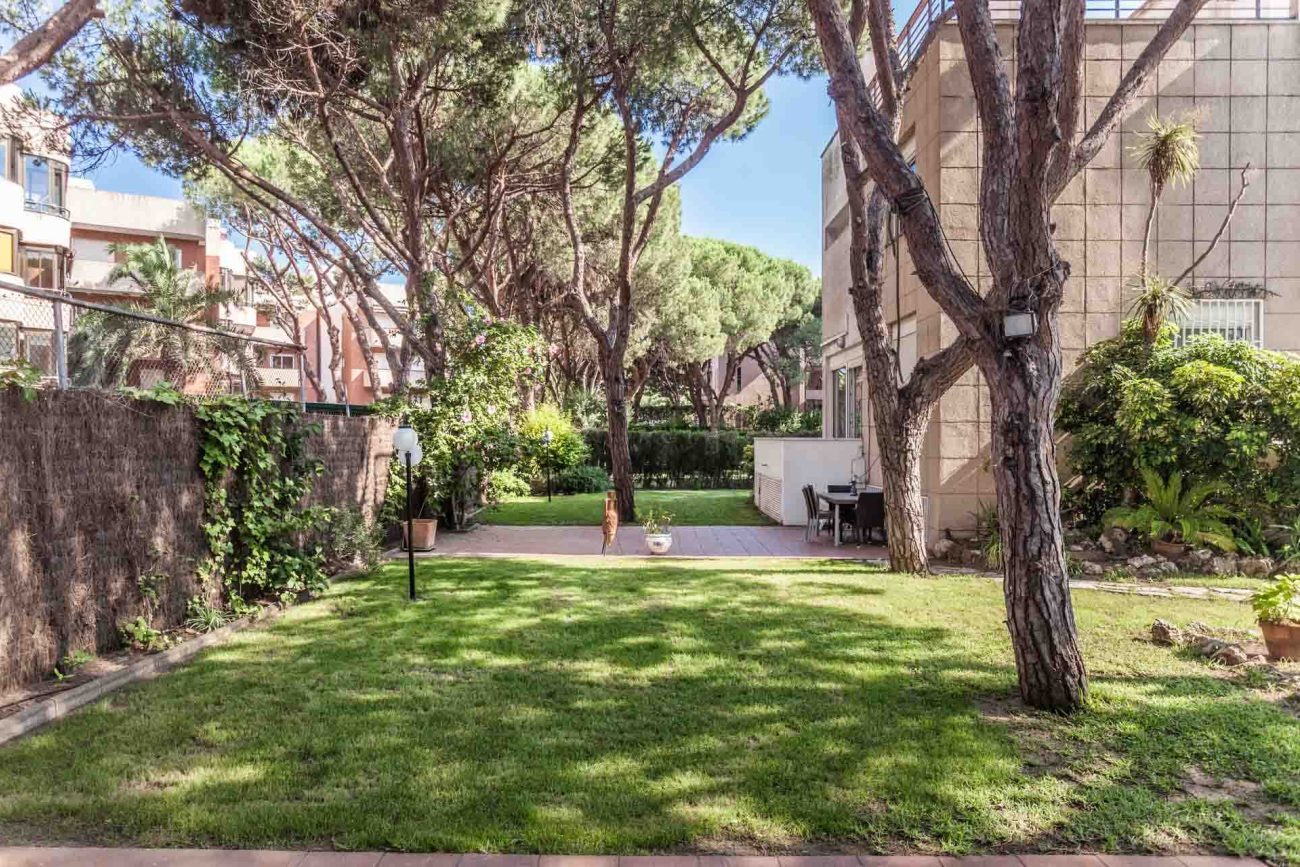 Large house to be refurbished in Gava Mar