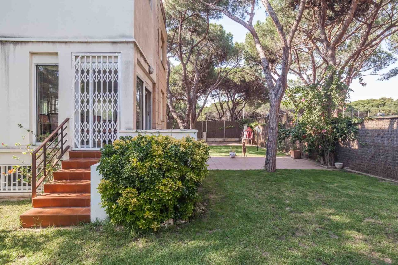 Large house to be refurbished in Gava Mar
