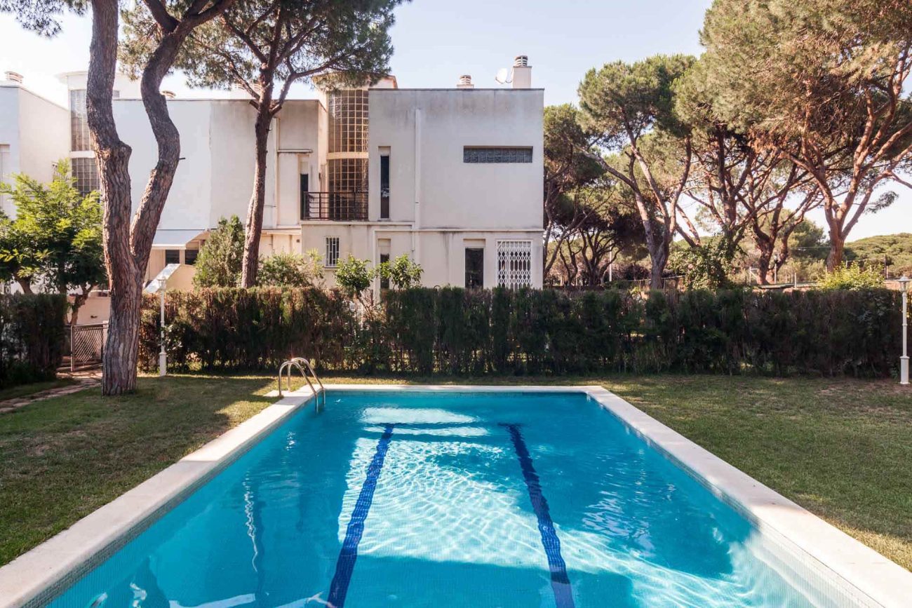 Large house to be refurbished in Gava Mar