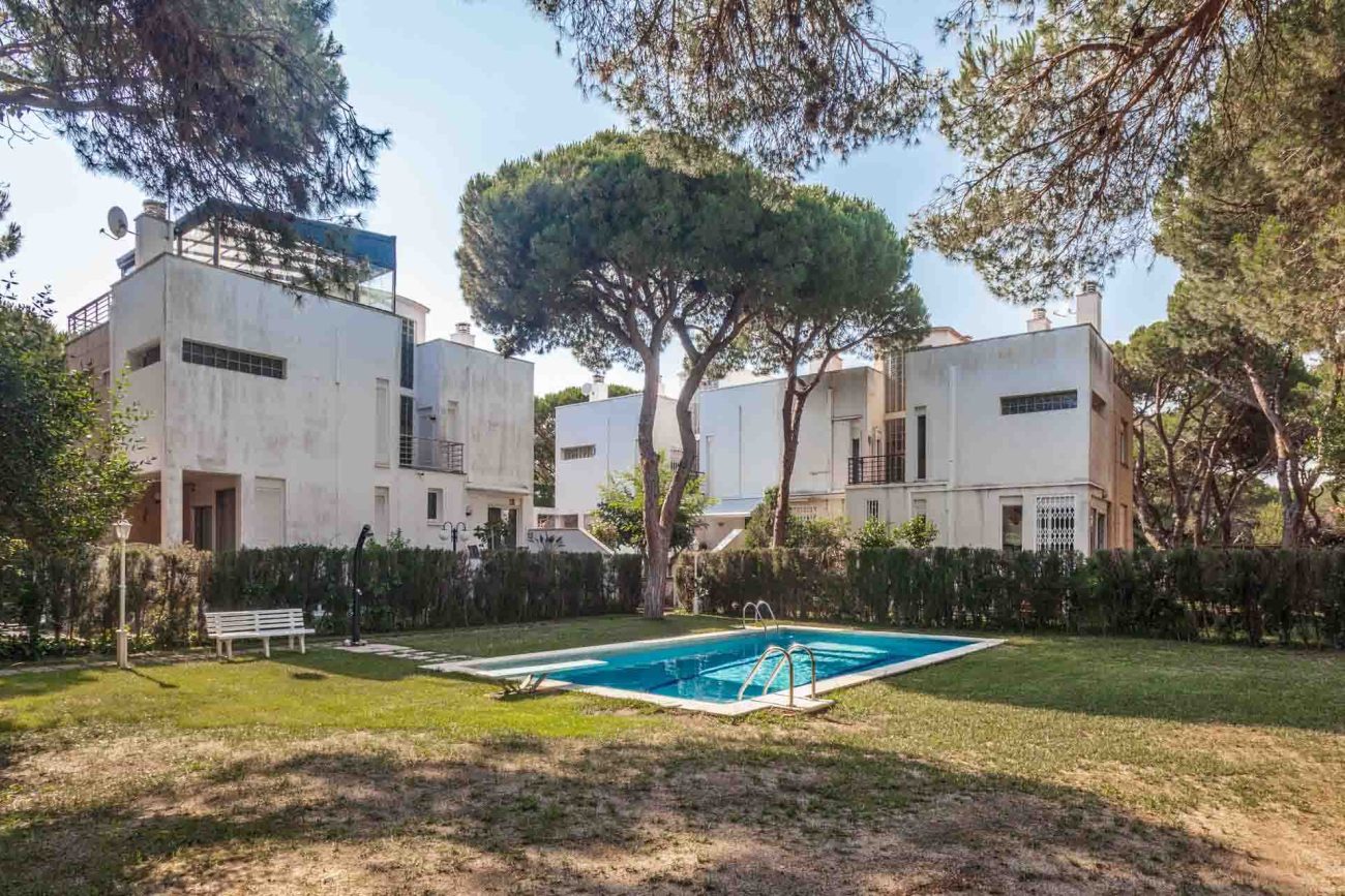 Large house to be refurbished in Gava Mar