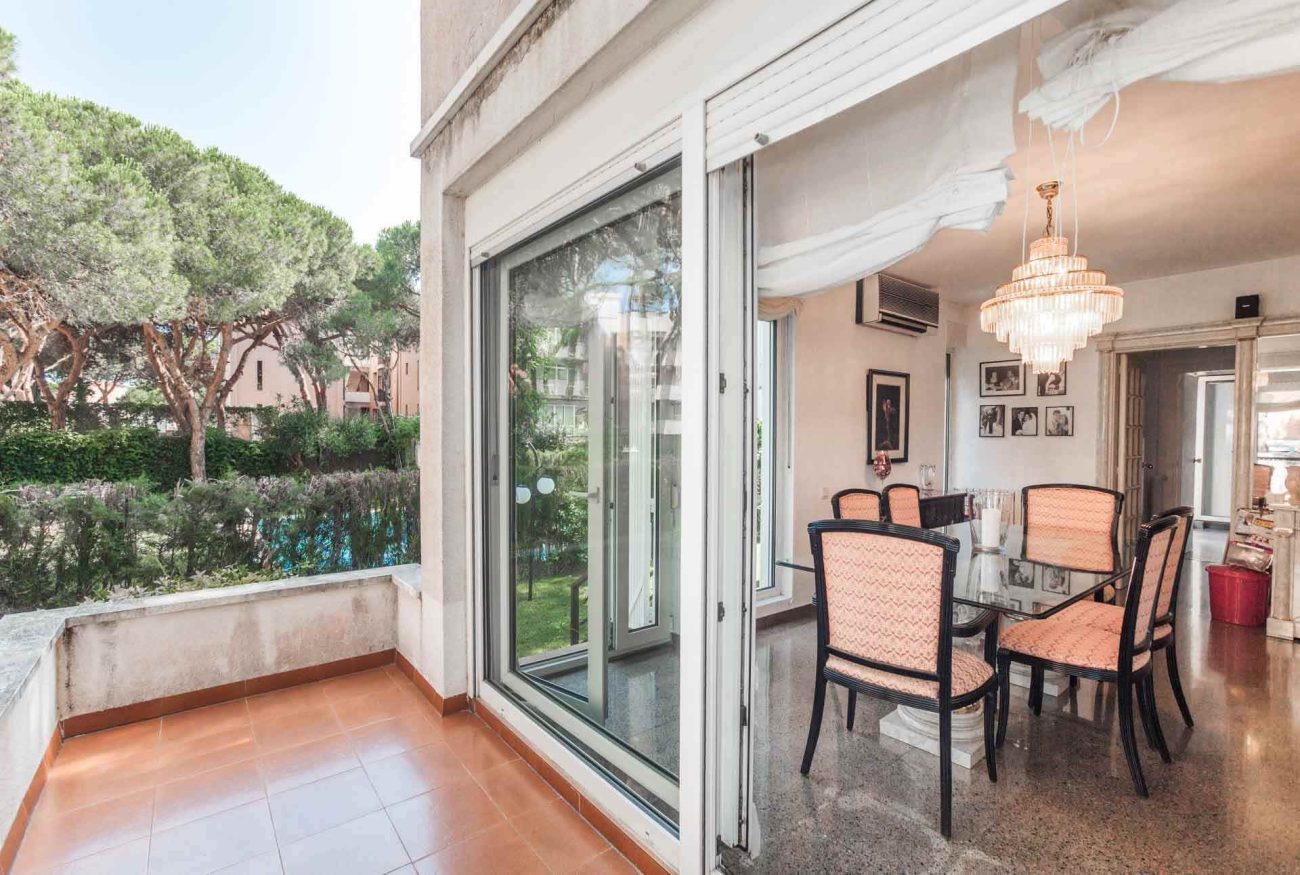 Large house to be refurbished in Gava Mar