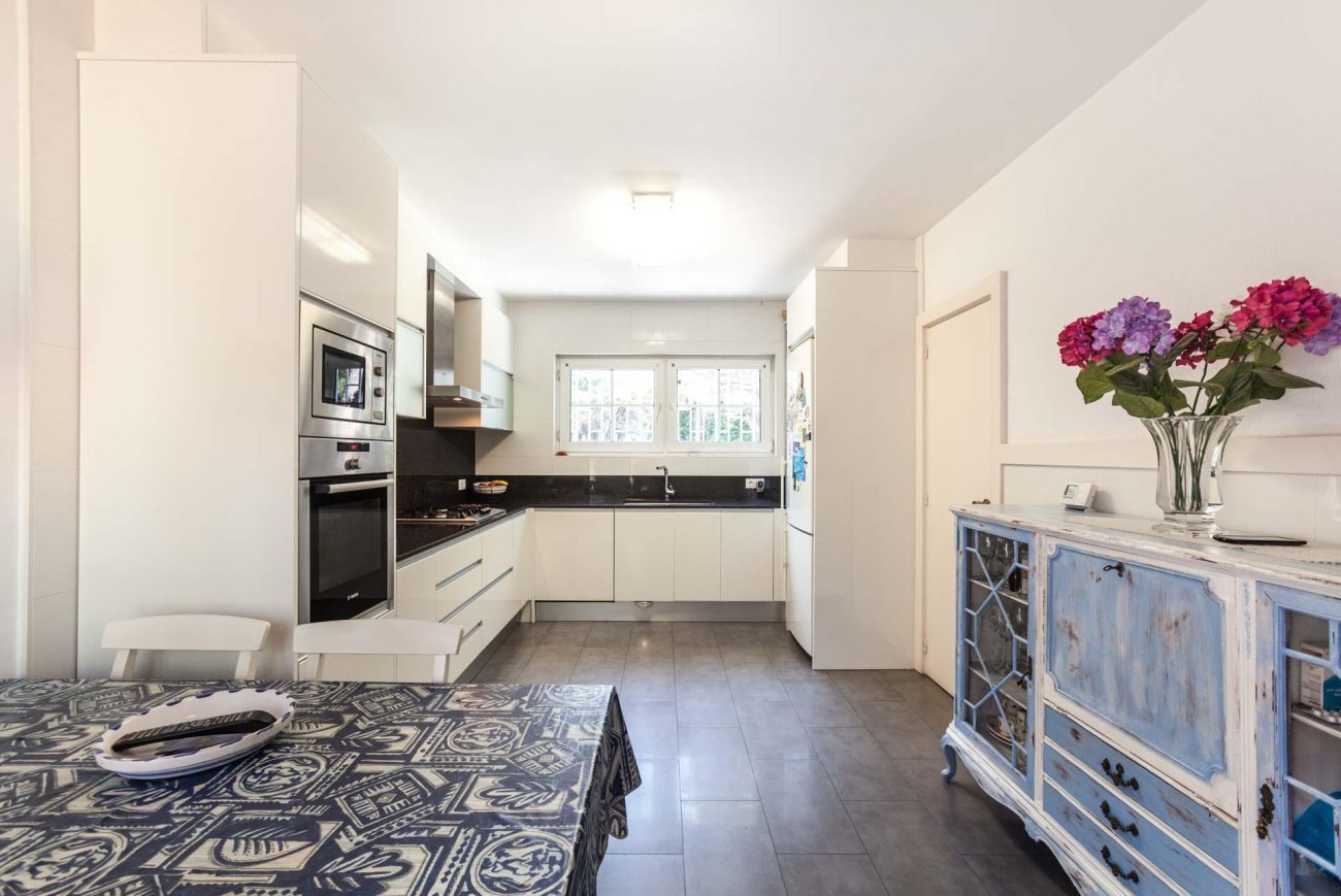 Large house to be refurbished in Gava Mar