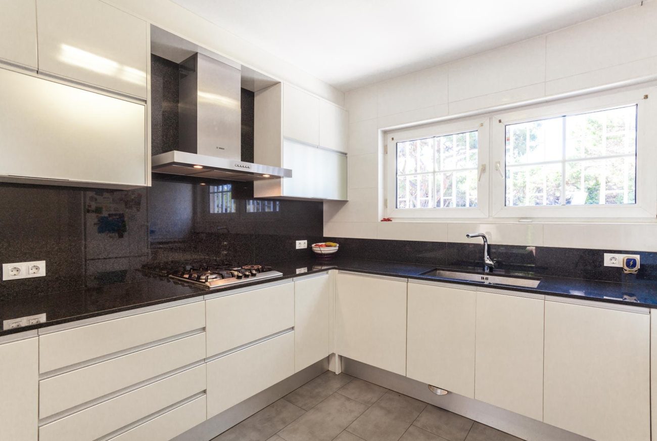 Large house to be refurbished in Gava Mar
