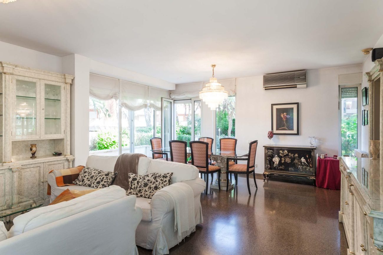 Large house to be refurbished in Gava Mar