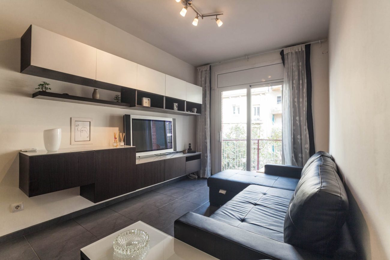 Renovated apartment for sale in Eixample, Barcelona — bright, modern and fully furnished