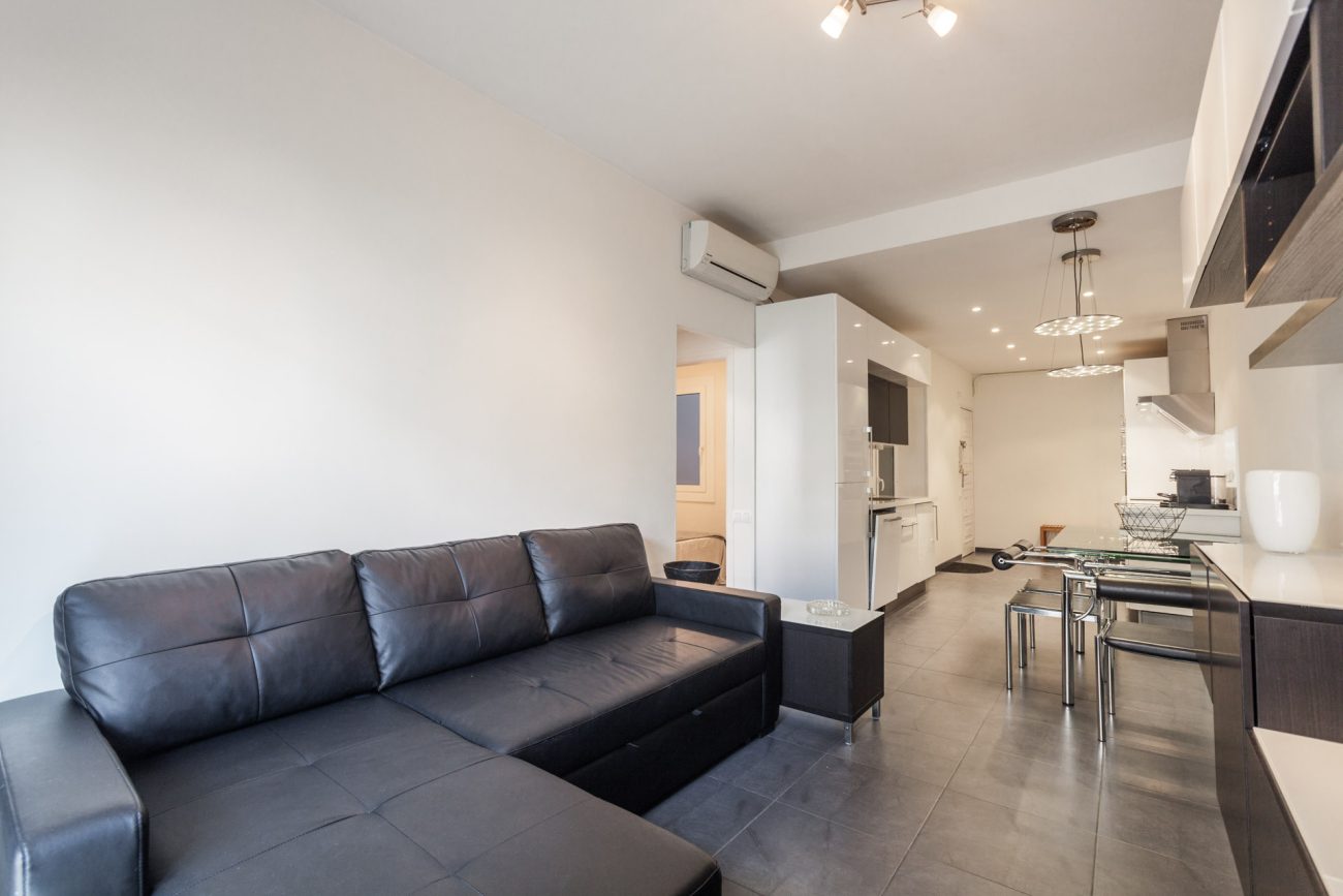 Renovated apartment for sale in Eixample, Barcelona — bright, modern and fully furnished