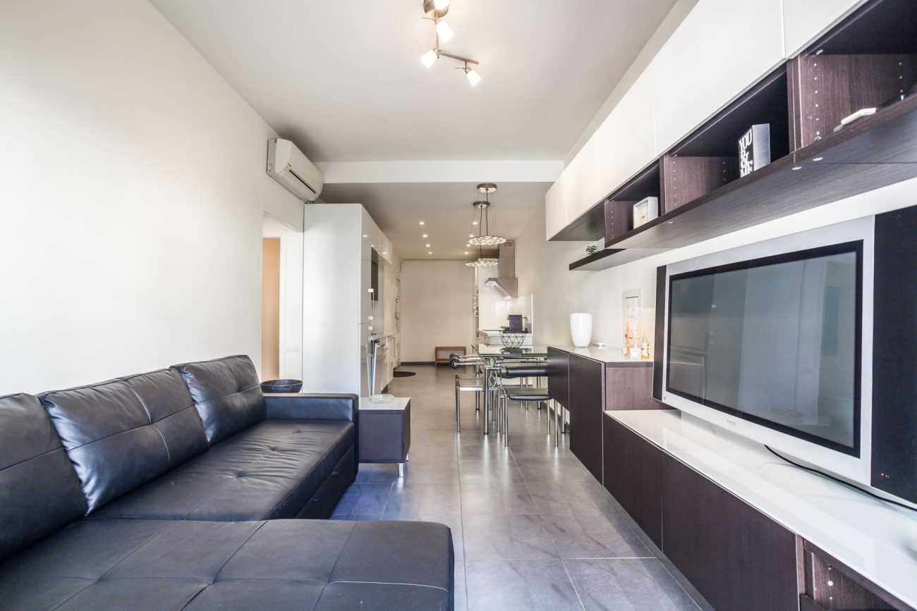 Renovated apartment for sale in Eixample, Barcelona — bright, modern and fully furnished