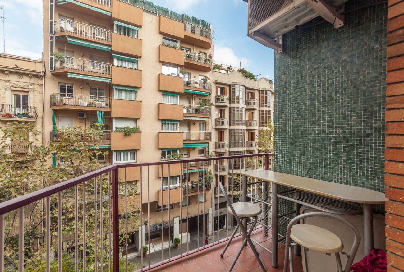 Renovated apartment for sale in Eixample, Barcelona — bright, modern and fully furnished
