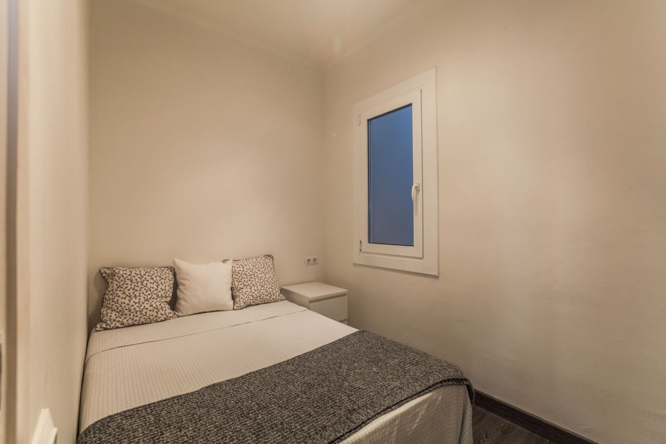 Renovated apartment for sale in Eixample, Barcelona — bright, modern and fully furnished