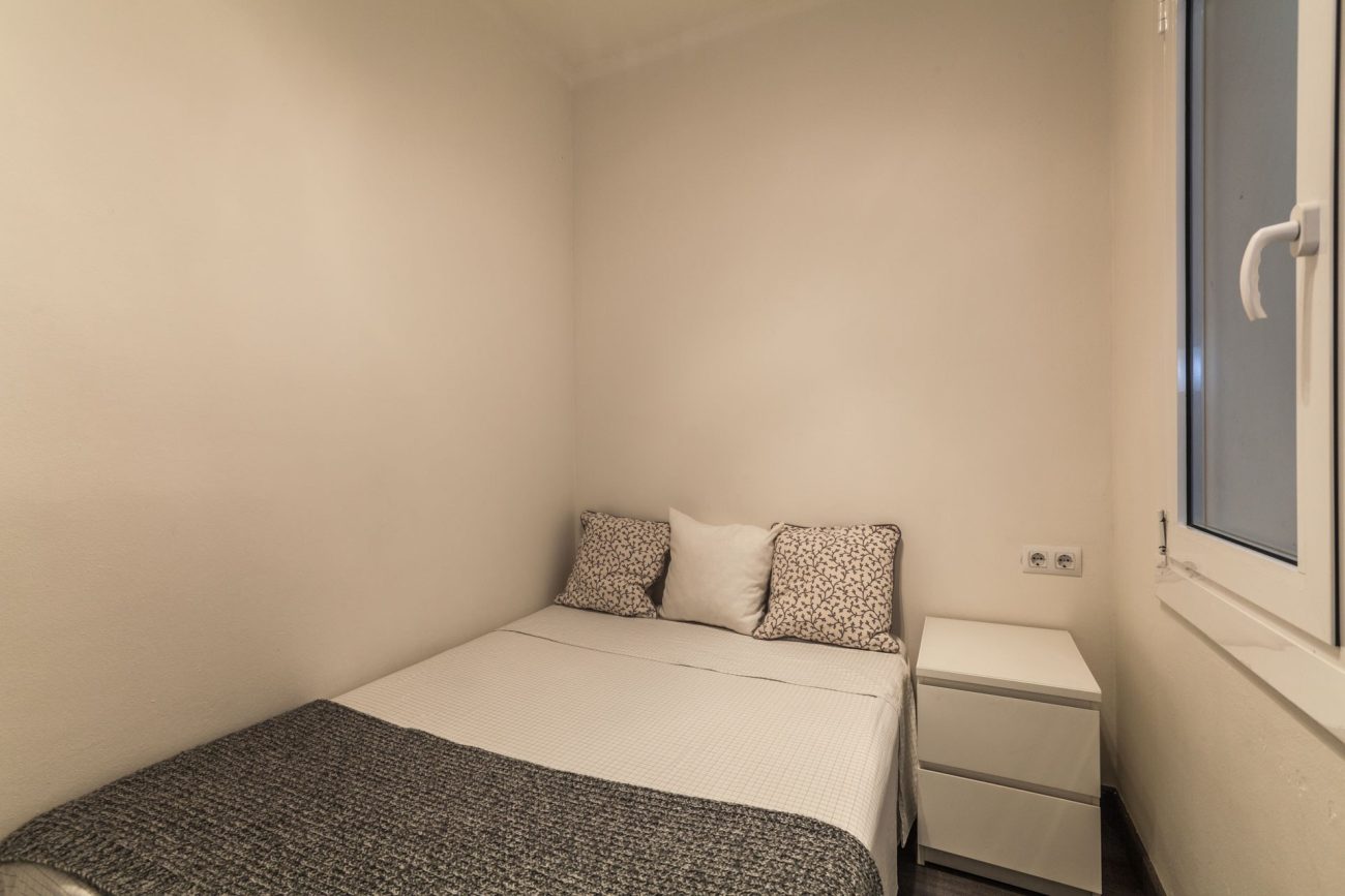 Renovated apartment for sale in Eixample, Barcelona — bright, modern and fully furnished