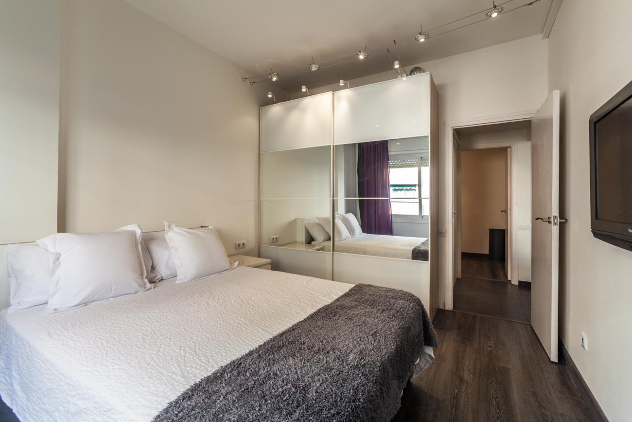Renovated apartment for sale in Eixample, Barcelona — bright, modern and fully furnished