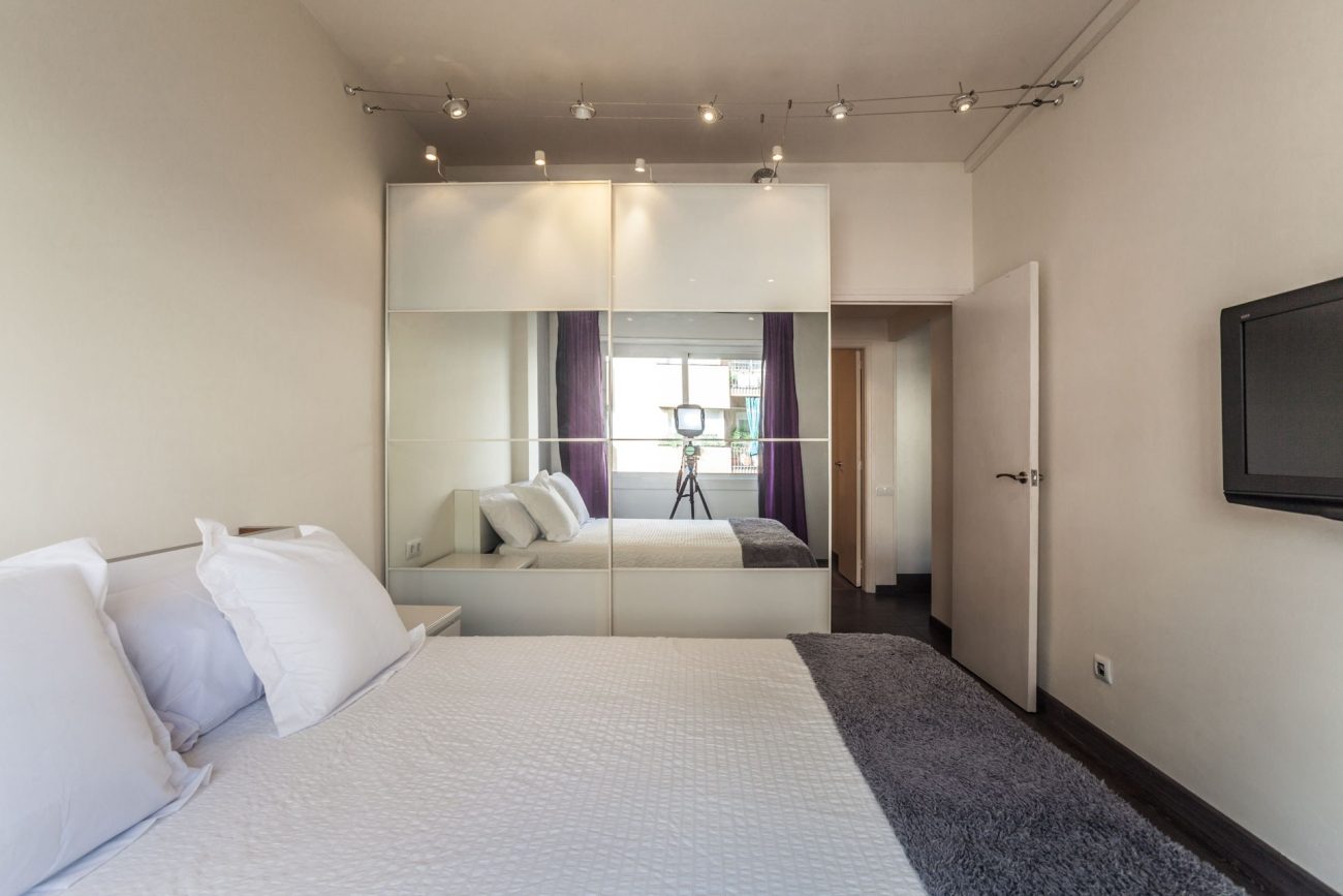Renovated apartment for sale in Eixample, Barcelona — bright, modern and fully furnished