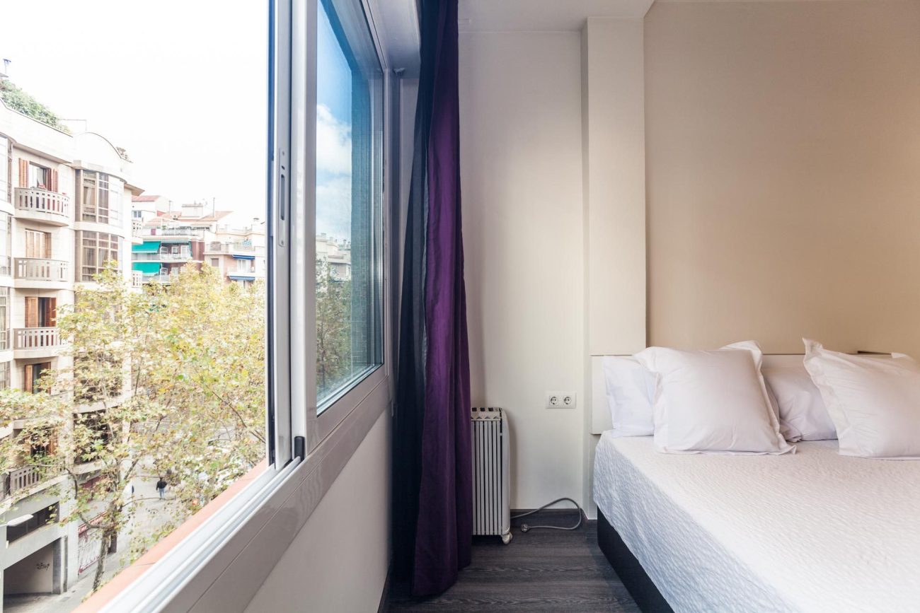 Renovated apartment for sale in Eixample, Barcelona — bright, modern and fully furnished
