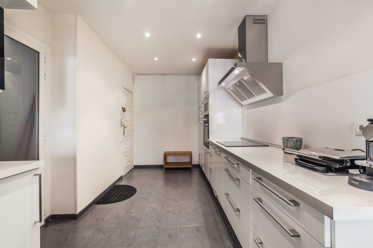 Renovated apartment for sale in Eixample, Barcelona — bright, modern and fully furnished