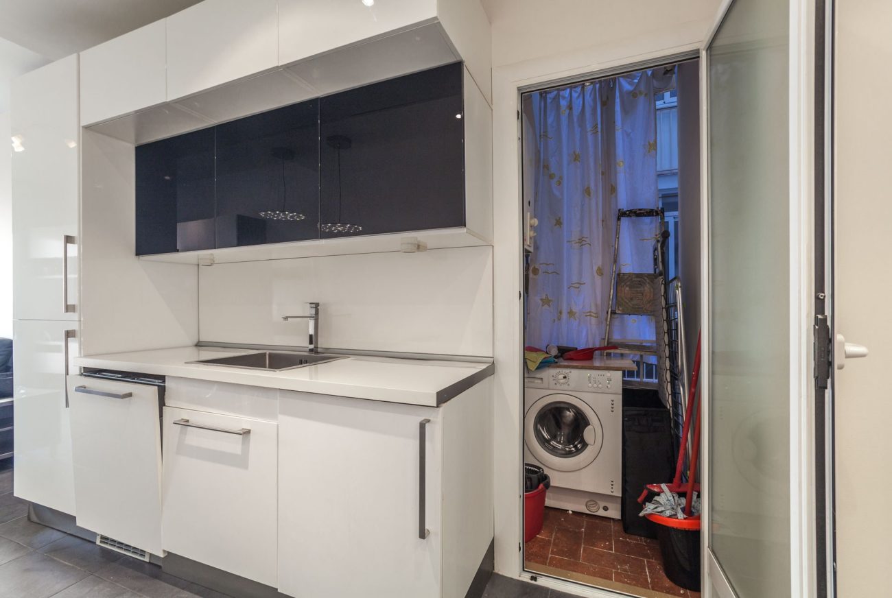 Renovated apartment for sale in Eixample, Barcelona — bright, modern and fully furnished