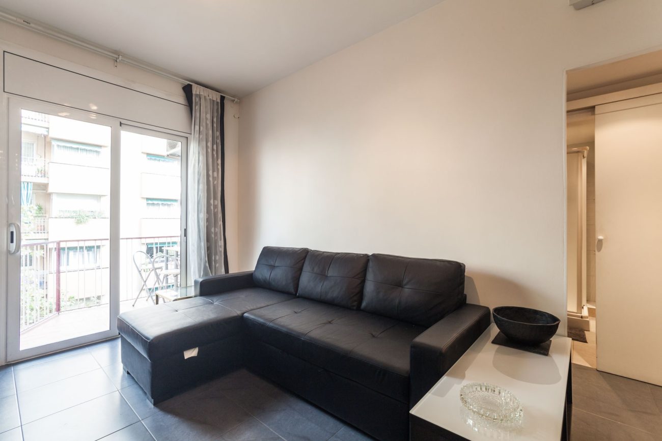 Renovated apartment for sale in Eixample, Barcelona — bright, modern and fully furnished