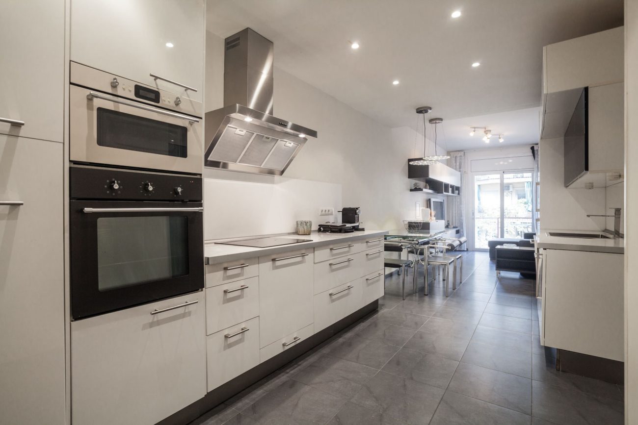 Renovated apartment for sale in Eixample, Barcelona — bright, modern and fully furnished