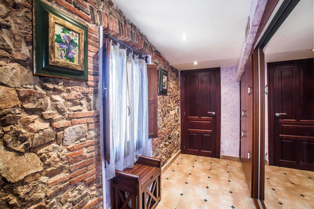 Renovated traditional Catalan farmhouse (Masía) with vineyard