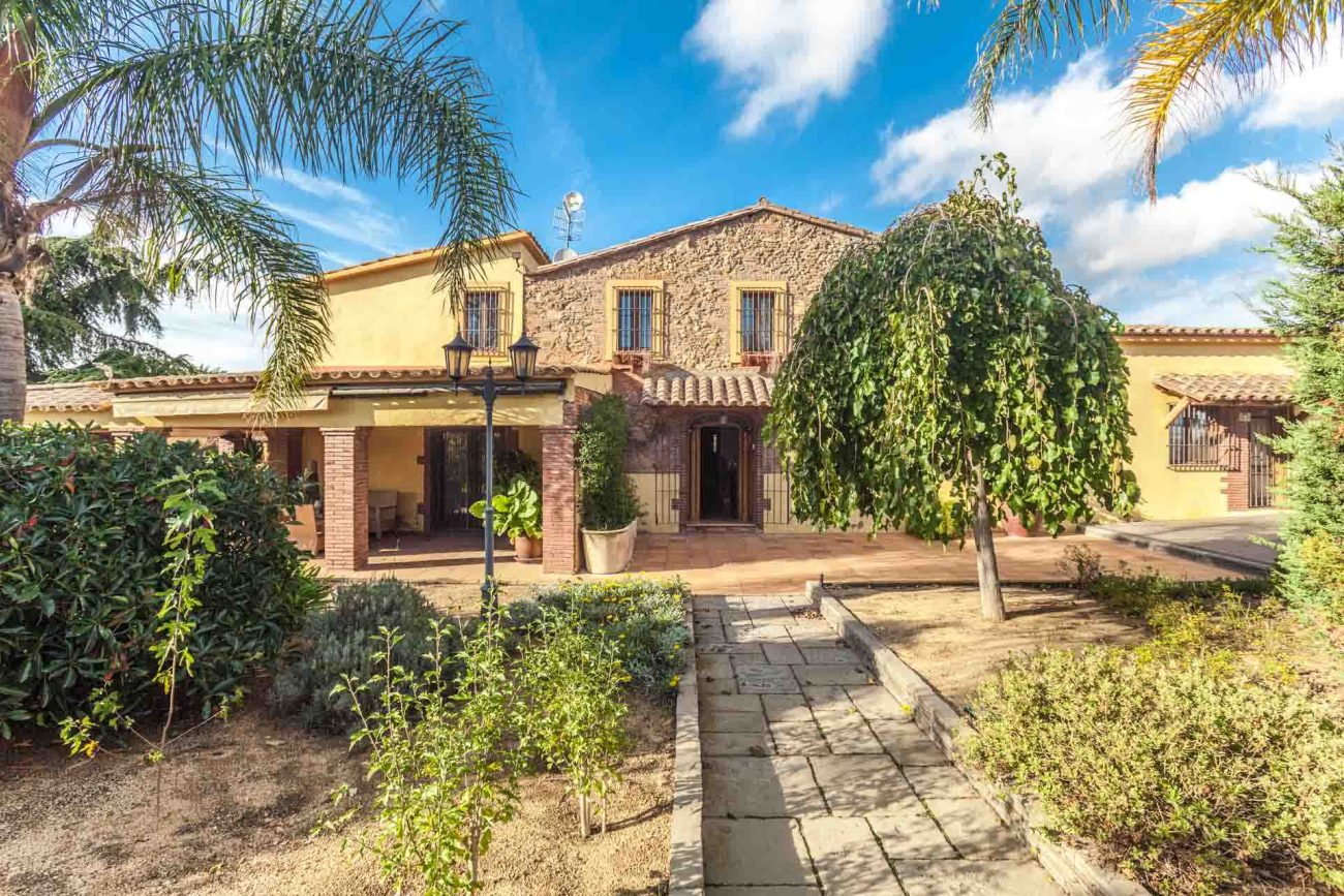 Renovated traditional Catalan farmhouse (Masía) with vineyard