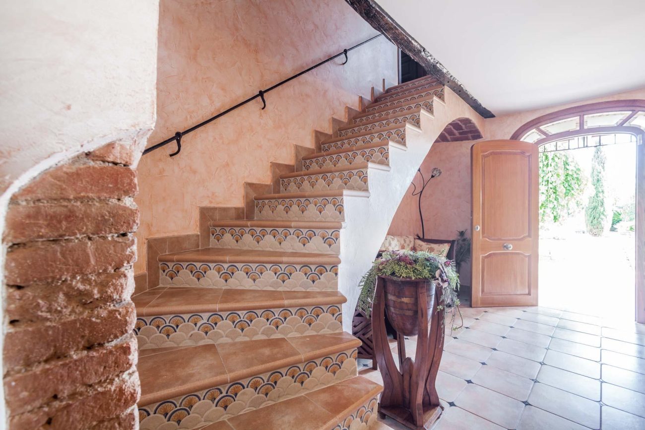 Renovated traditional Catalan farmhouse (Masía) with vineyard