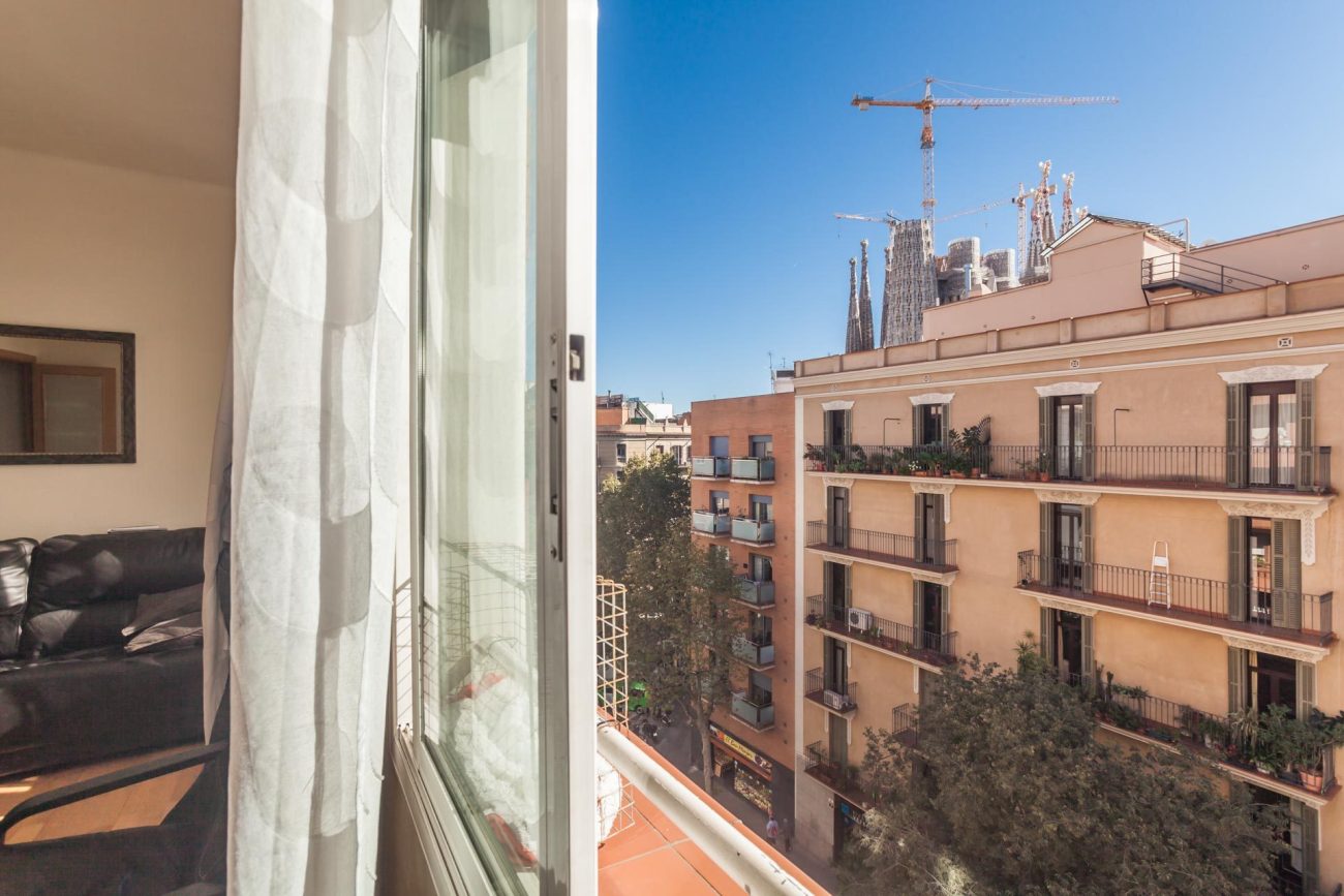 Nice and bright apartment next to Sagrada Familia