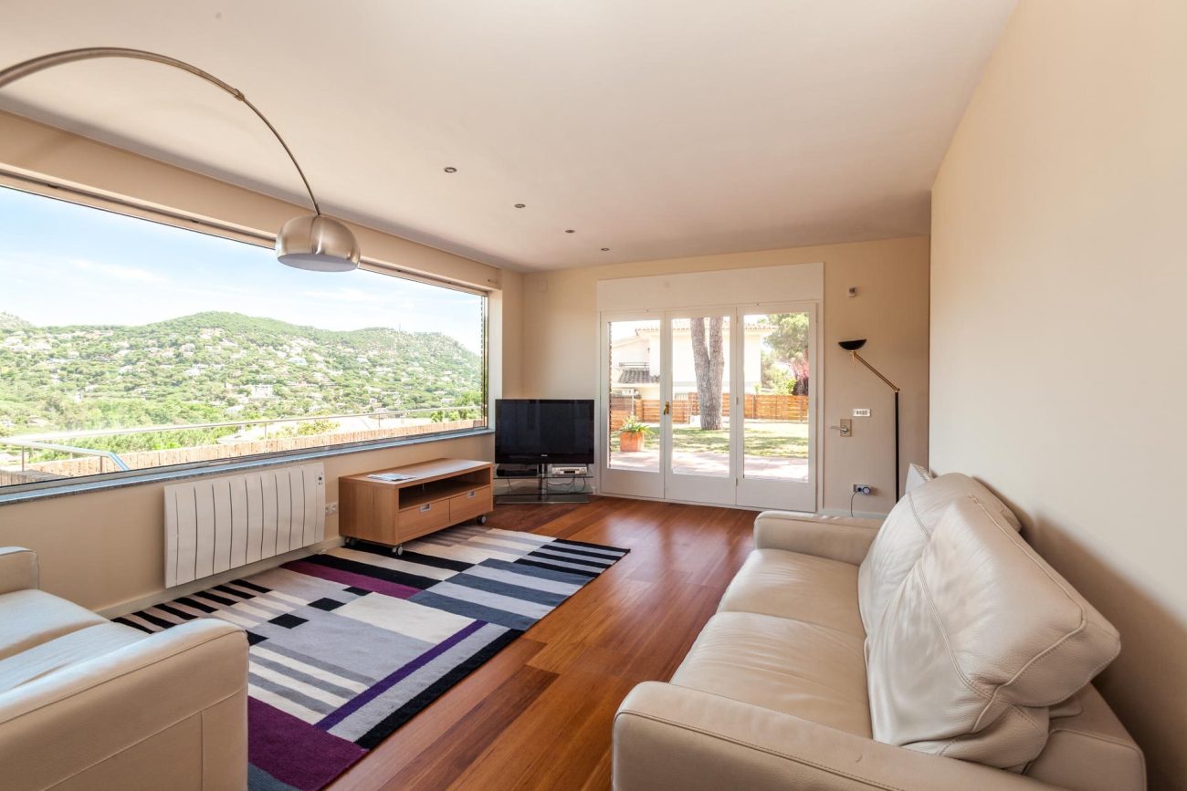 Cosy house with mountain views in Cabrils