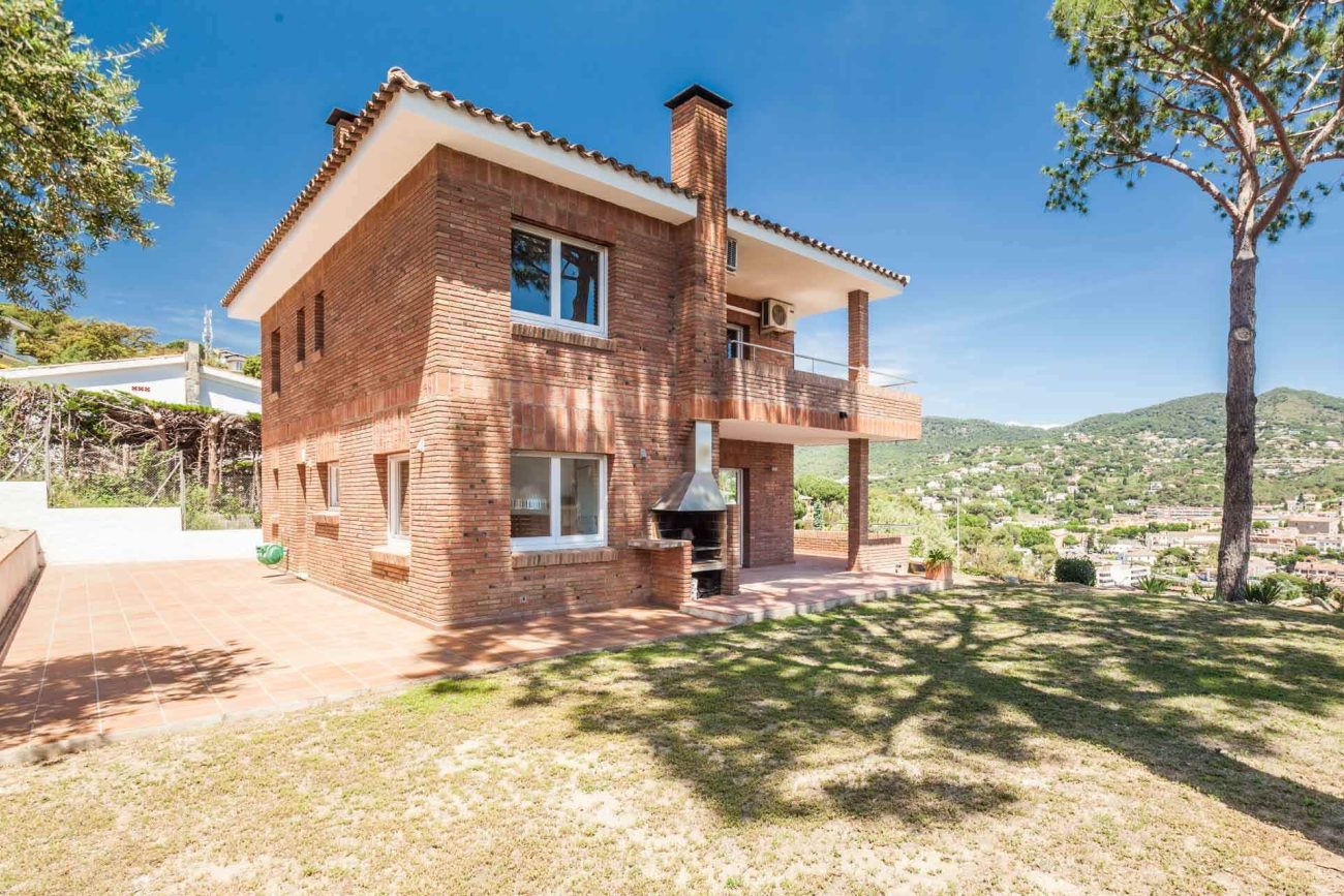 Cosy house with mountain views in Cabrils