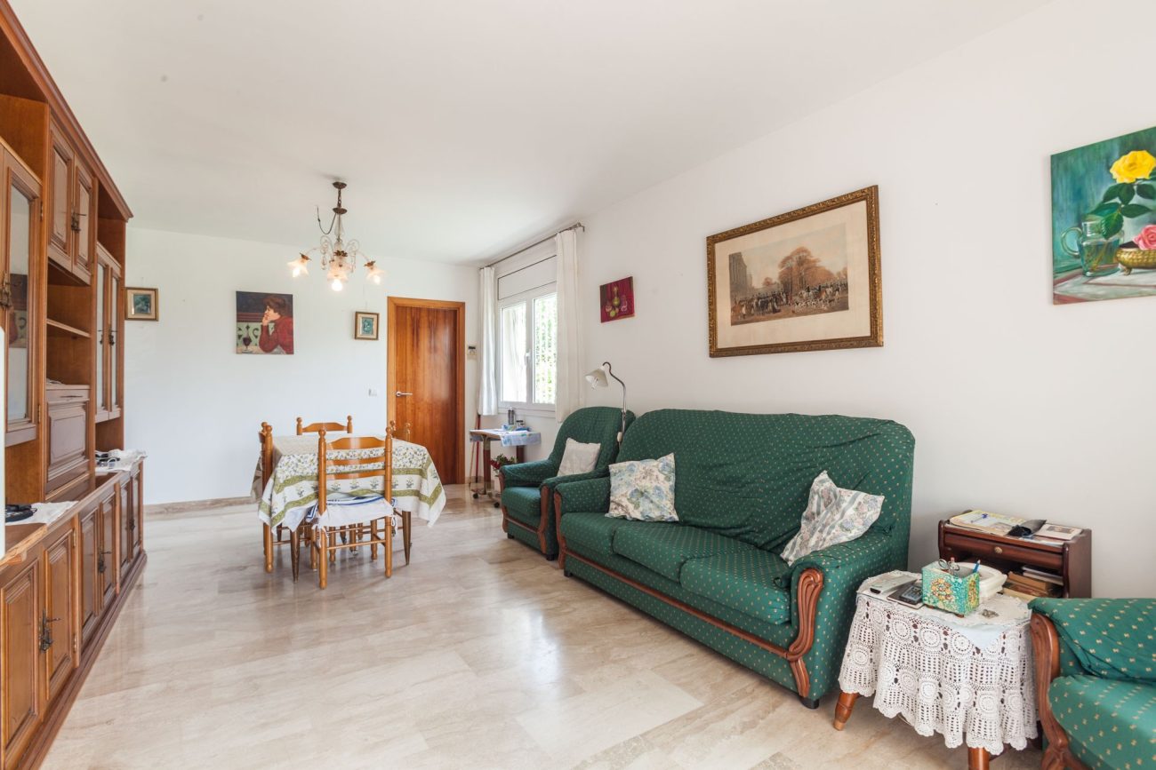 Large apartment 50 meters from the beach