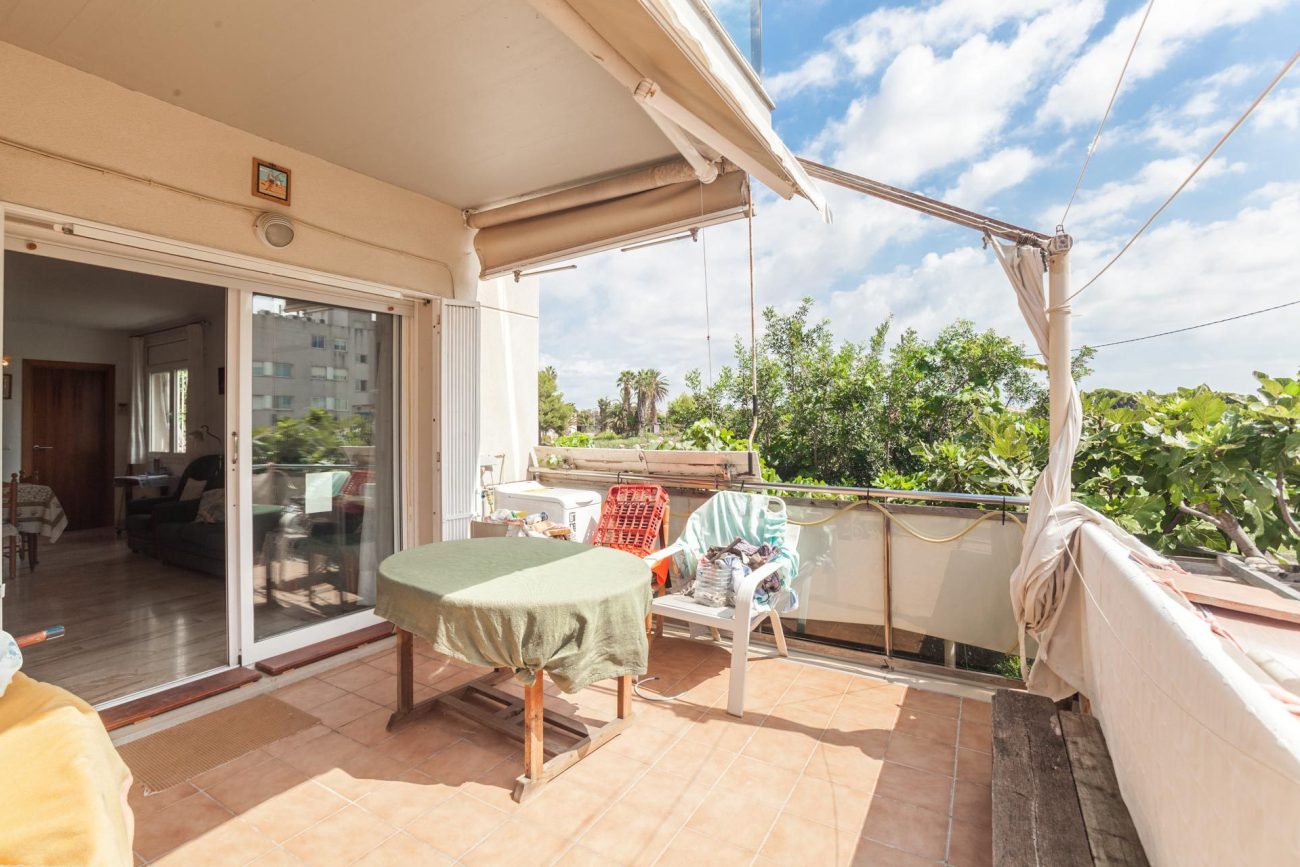 Large apartment 50 meters from the beach