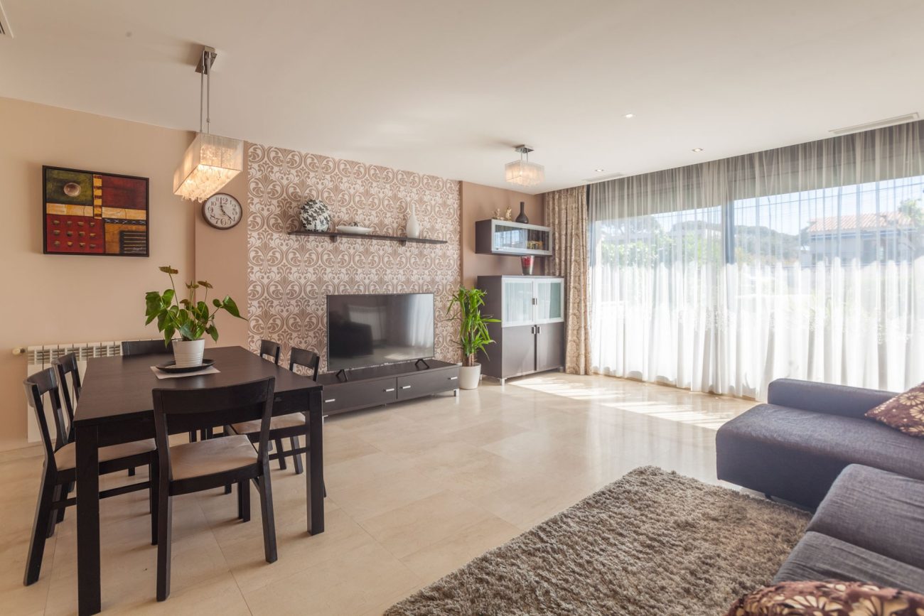 Bright semi-detached house with sea views in Castelldefels