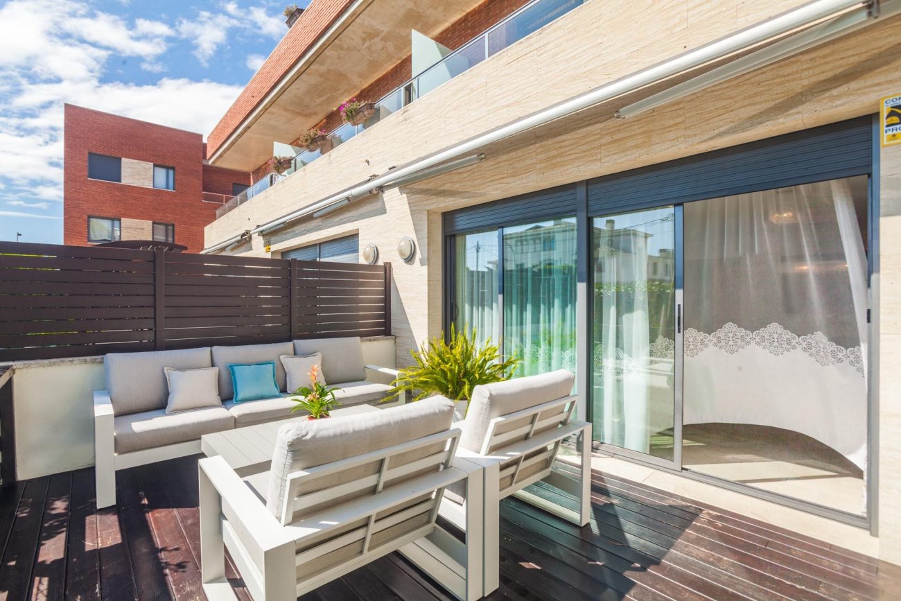 Bright semi-detached house with sea views in Castelldefels