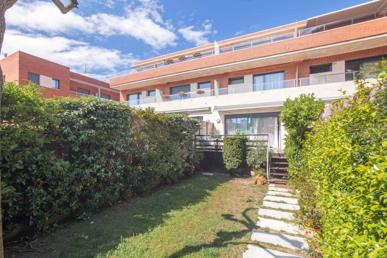 Bright semi-detached house with sea views in Castelldefels