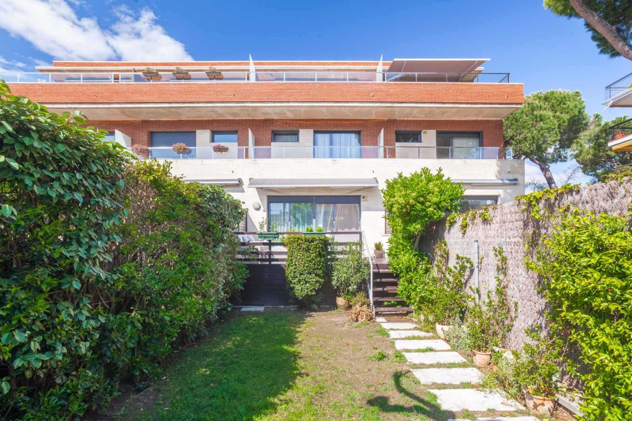 Bright semi-detached house with sea views in Castelldefels
