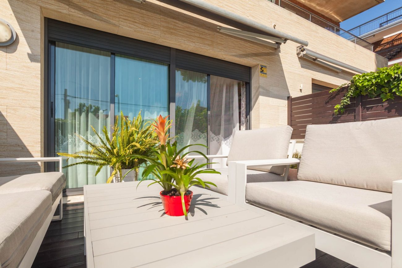 Bright semi-detached house with sea views in Castelldefels