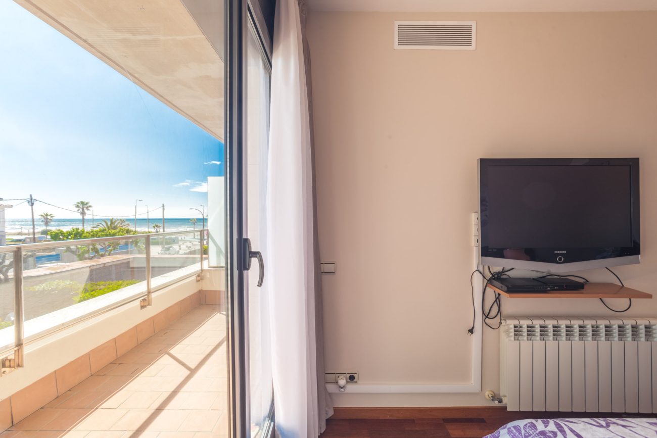 Bright semi-detached house with sea views in Castelldefels