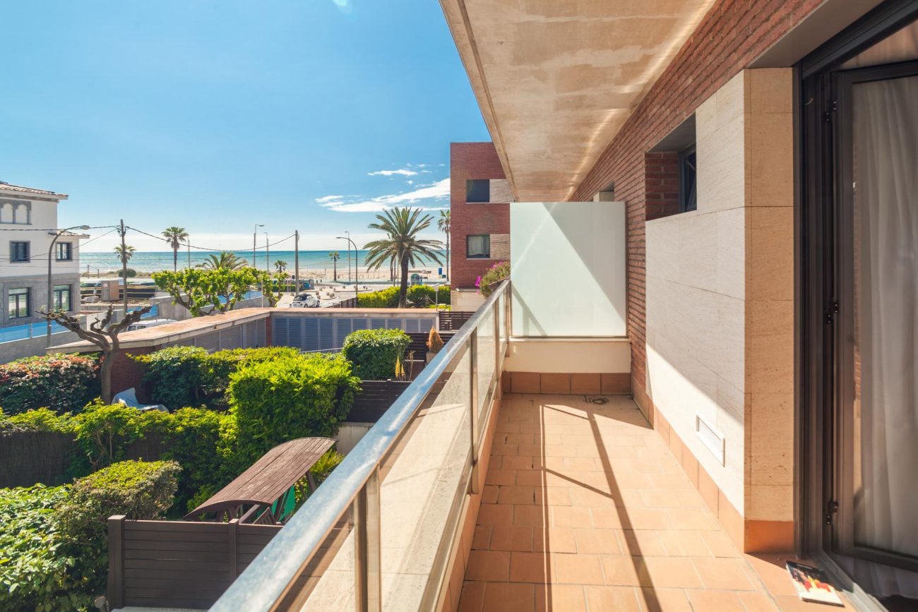 Bright semi-detached house with sea views in Castelldefels