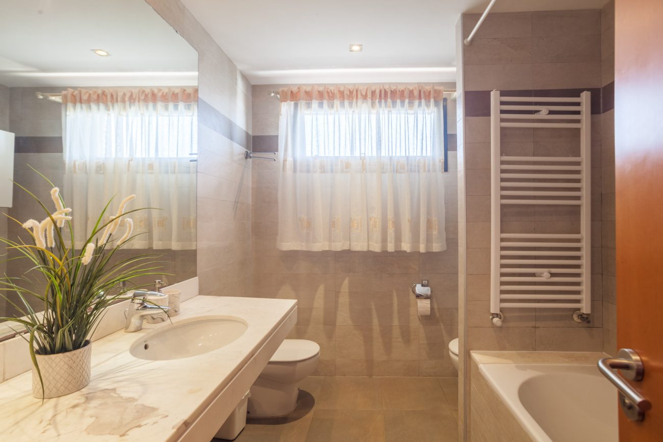 Bright semi-detached house with sea views in Castelldefels