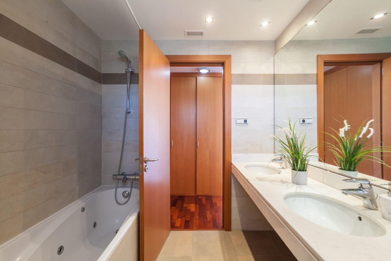 Bright semi-detached house with sea views in Castelldefels