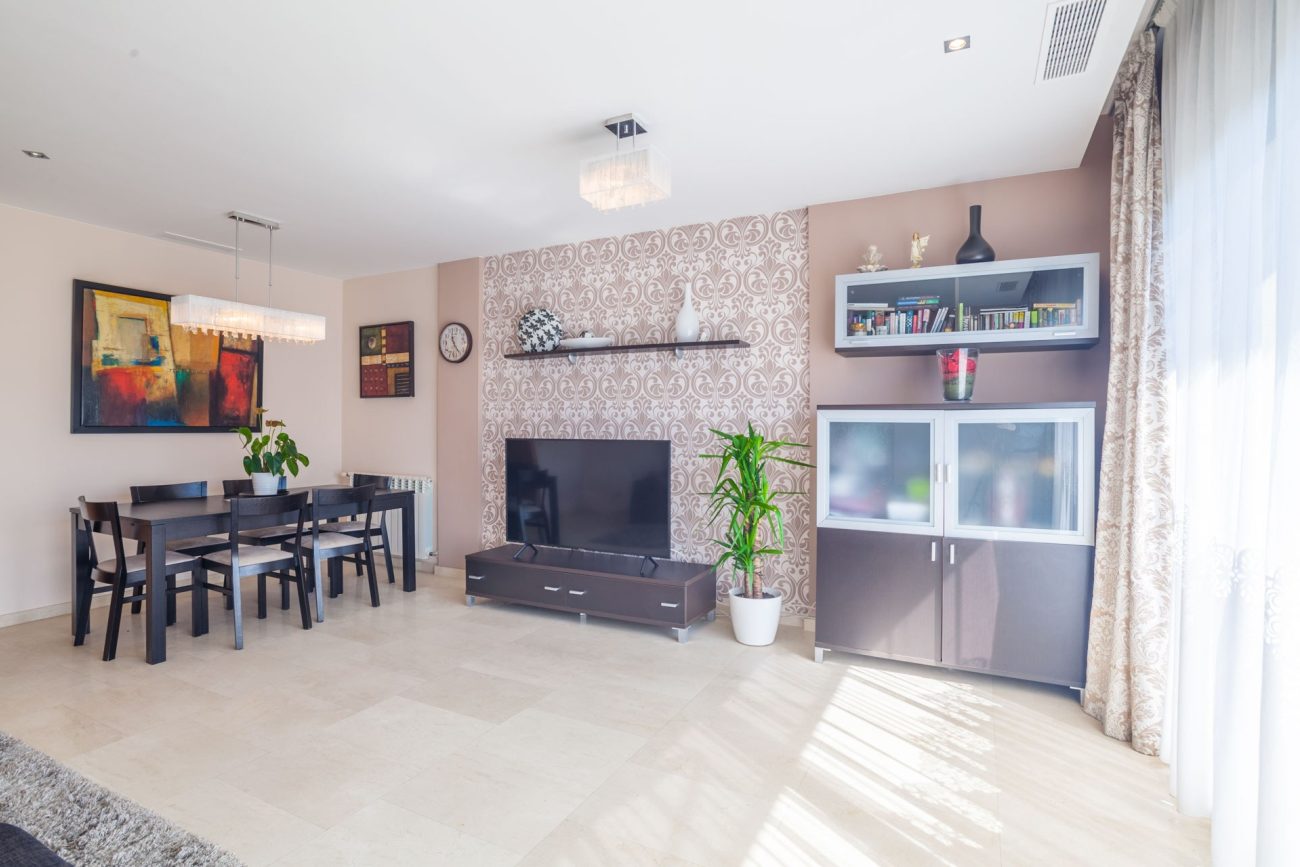 Bright semi-detached house with sea views in Castelldefels