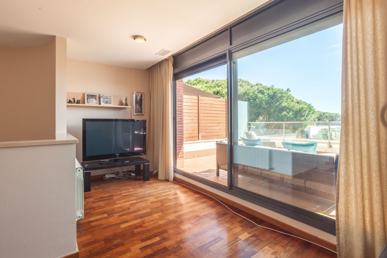 Bright semi-detached house with sea views in Castelldefels