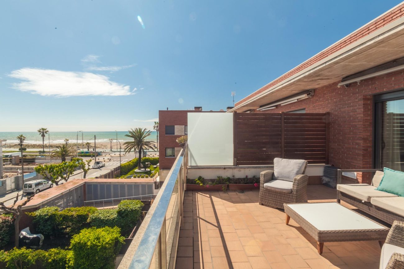 Bright semi-detached house with sea views in Castelldefels