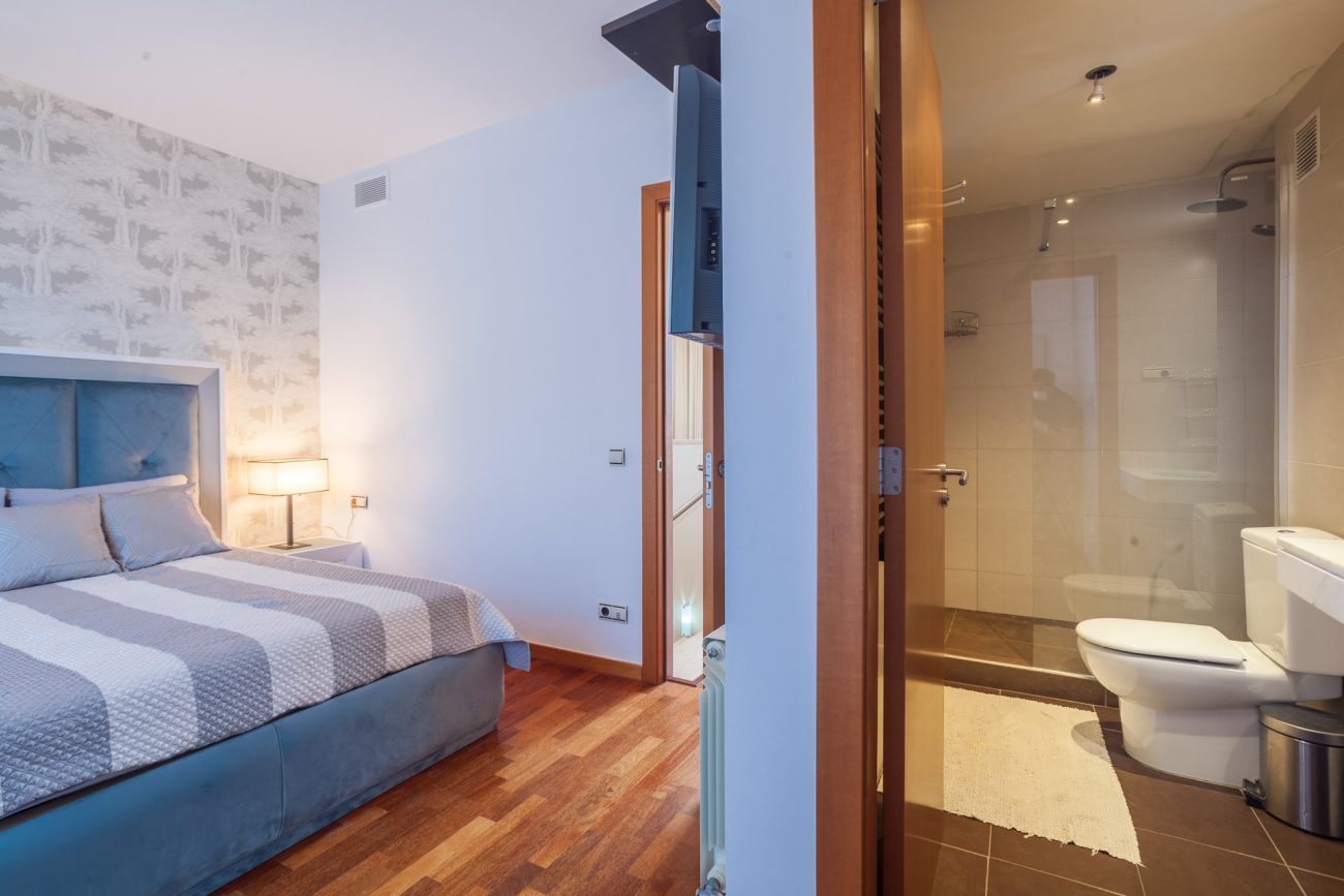 Bright semi-detached house with sea views in Castelldefels