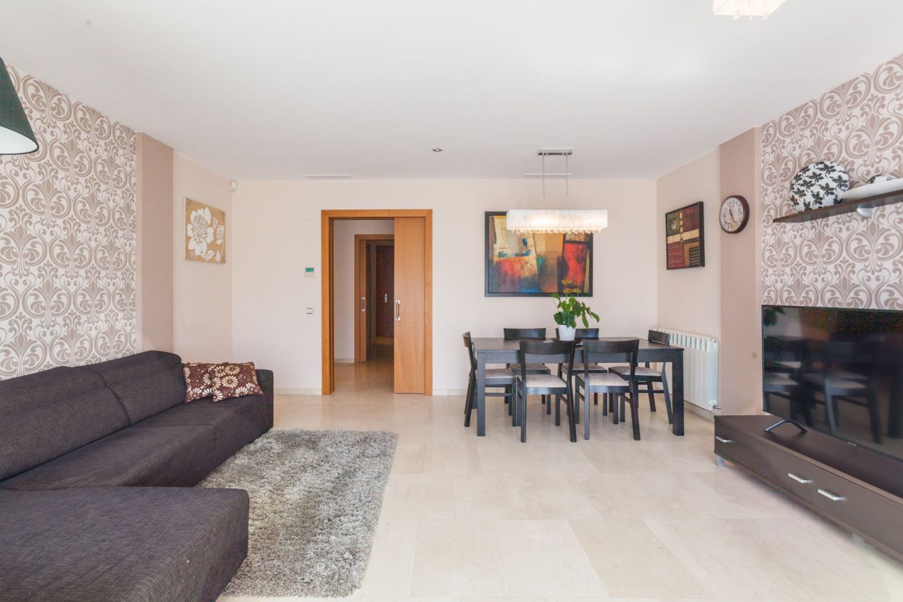 Bright semi-detached house with sea views in Castelldefels