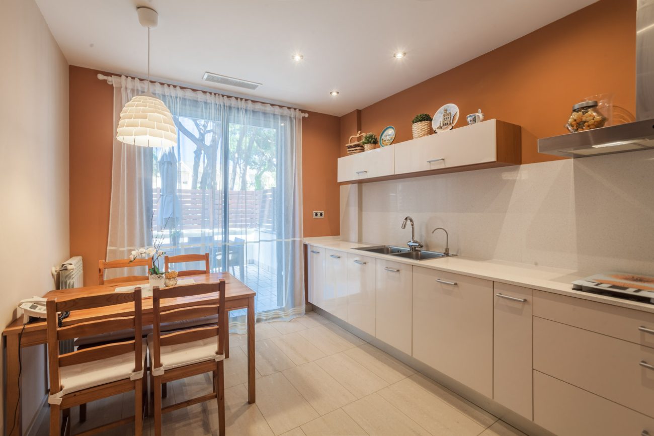 Bright semi-detached house with sea views in Castelldefels